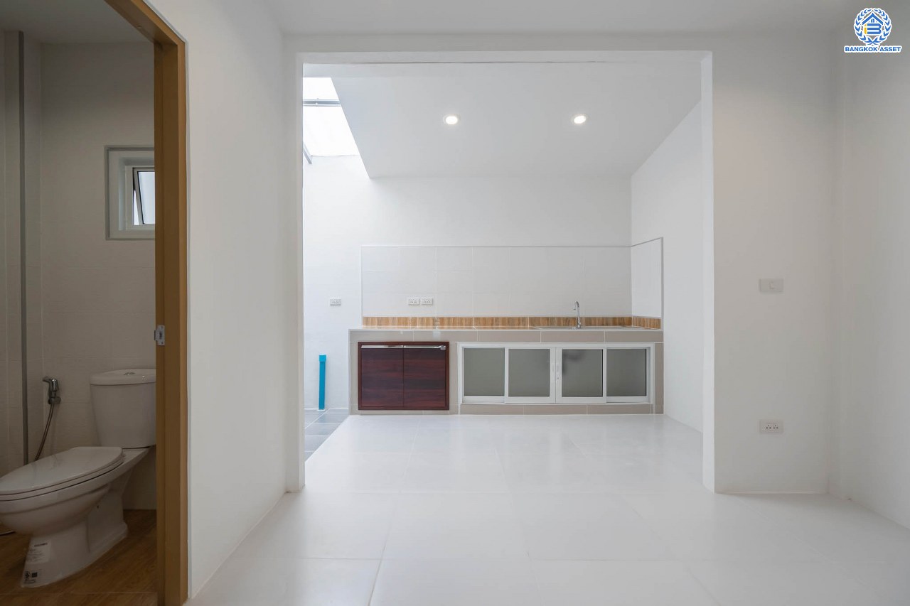 บ้านมือสองตกแต่งใหม่ ดีไซน์สวย ม.101การ์เด้นวิลล์ ลาดพร้าว เนื้อที่ 18 ตร.ว. ฟังก์ชัน 3 ห้องนอน 2 ห้องน้ำ จอดรถได้ 1 คัน รองรับทุกกิจกรรม บนทำเลเชื่อมต่อหลายเส้นทาง อาทิ ถนนประเสริฐมนูกิจ, ถนนนวมินทร์ และถนนลาดพร้าว ใกล้จุดขึ้นทางด่วน "รามอินทรา"...